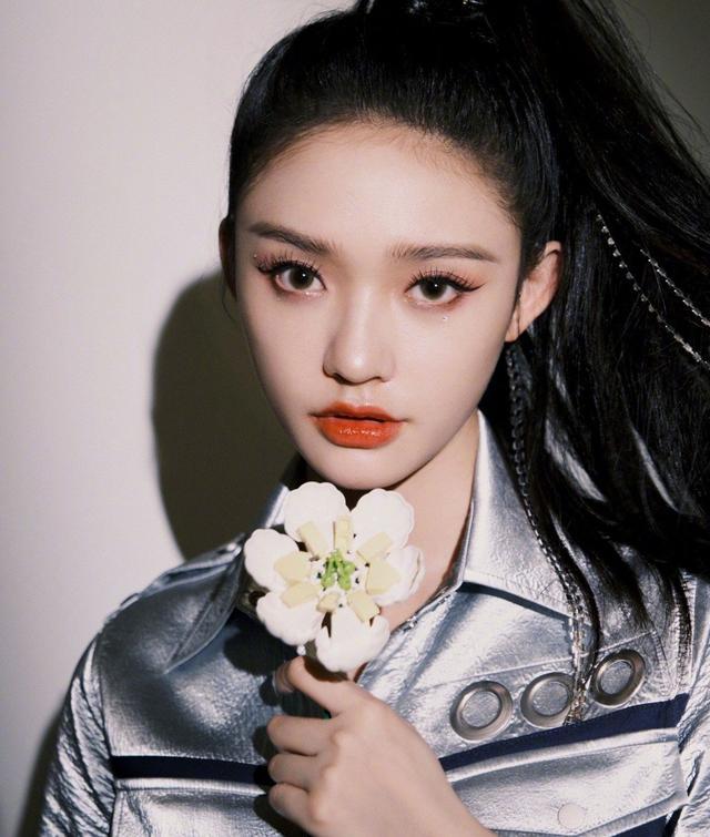 香蕉|林允不愧是星爷看中的人,穿衬衫裙秀腿不说,钻石链条马尾成亮点