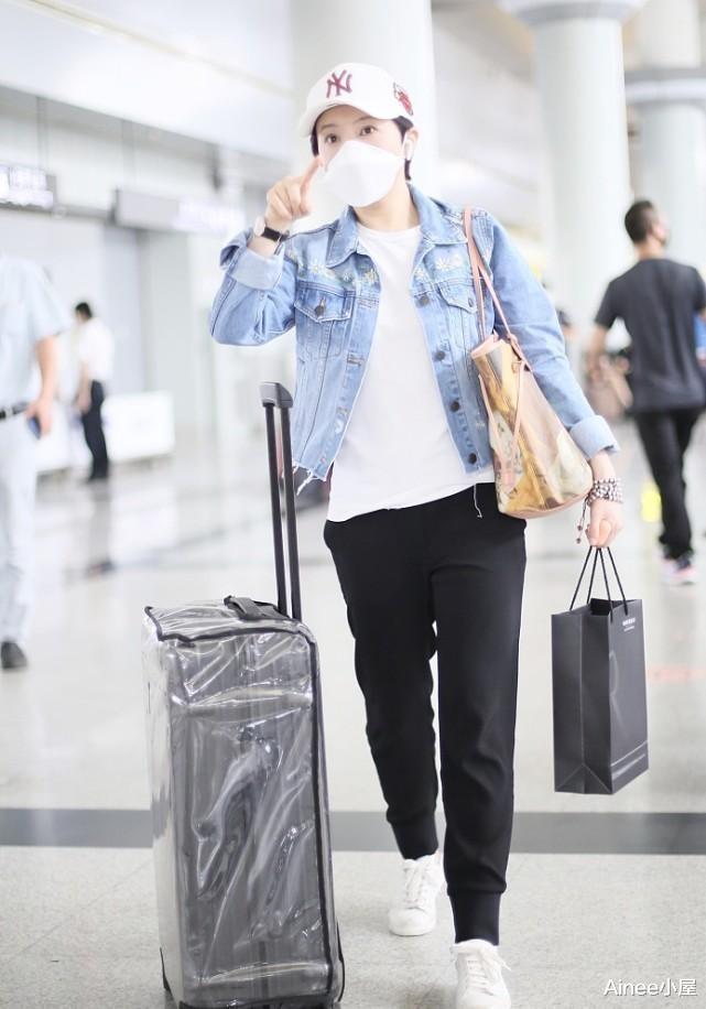 Ainee小屋 40岁金铭还似没长大的样子，穿白卫衣配粉帽子，穿皮衣都不显老