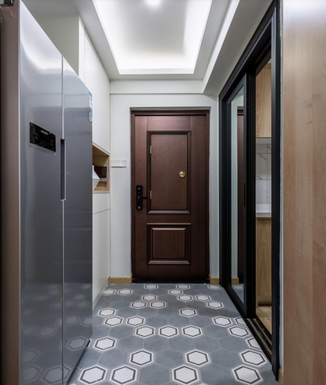 亲戚进门玄关就把人迷住，全屋打满柜子漂亮实用，电视墙也做柜子