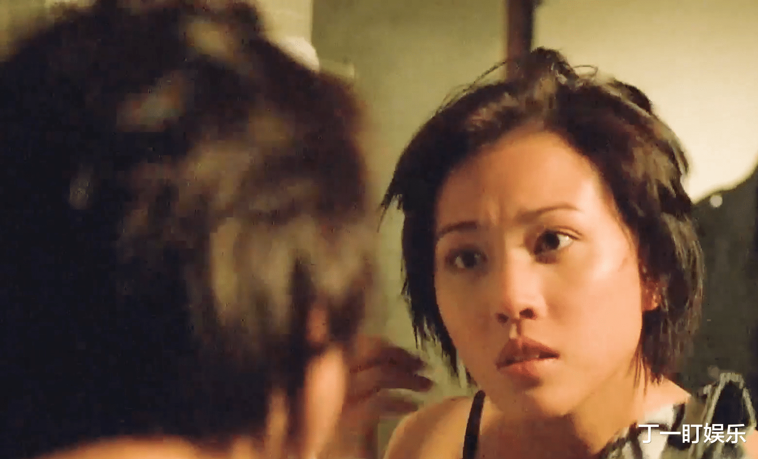 丁一盯娱乐 女孩亲眼目睹妈妈被害，第一反应却是淡定写作业！香港悬疑电影