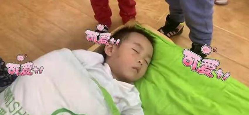 小雪妈妈育儿|幼儿园“贪睡宝宝”走红，全班同学喊他起床，纹丝不动呼呼大睡