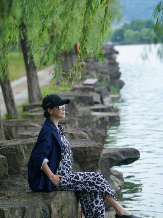 赵薇|55岁刘嘉玲怀孕了?晒照身材臃肿孕肚明显,亿万家产终于后继有人