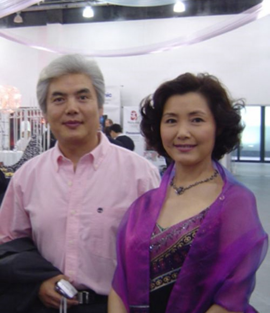 姜黎黎|“红牡丹”姜黎黎，68岁风韵犹存，晒与老公近照，女儿遗传了她的美貌