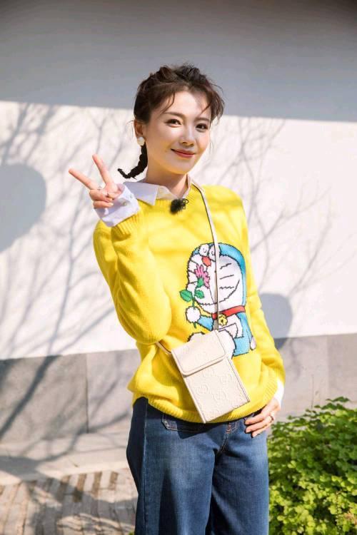 周洁琼|刘涛真不知道自己多少岁了？穿卡通毛衣扎翘麻花辫，还挺好看