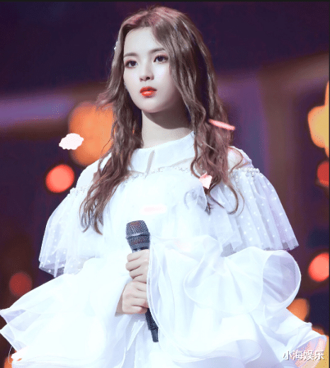 杨超越|杨超越回家为爸爸过寿，双手合十为爸爸祈愿，面对亲友低调有礼貌