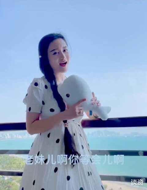 吴孟达|张纪中晒小31岁娇妻性感视频，深v低胸裙秀傲人事业线，边唱歌边拍胸口