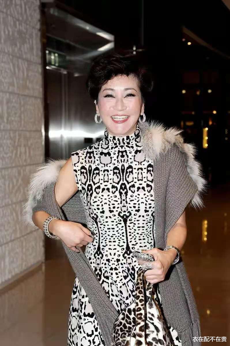 衣在配不在贵|谢霆锋妈妈70岁了还很潮，穿豹纹裙大气优雅，一眼看出是不是阔太