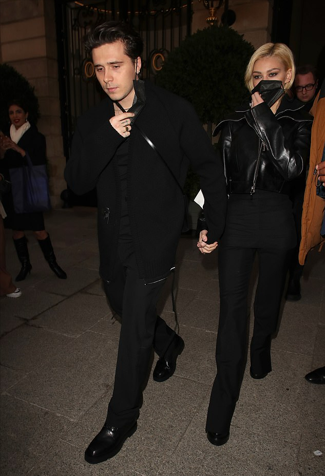 刘昊然|贝嫂大儿子和未婚妻闪耀纪梵希大秀！他傻呵呵笑，妮可拉冷酷到底