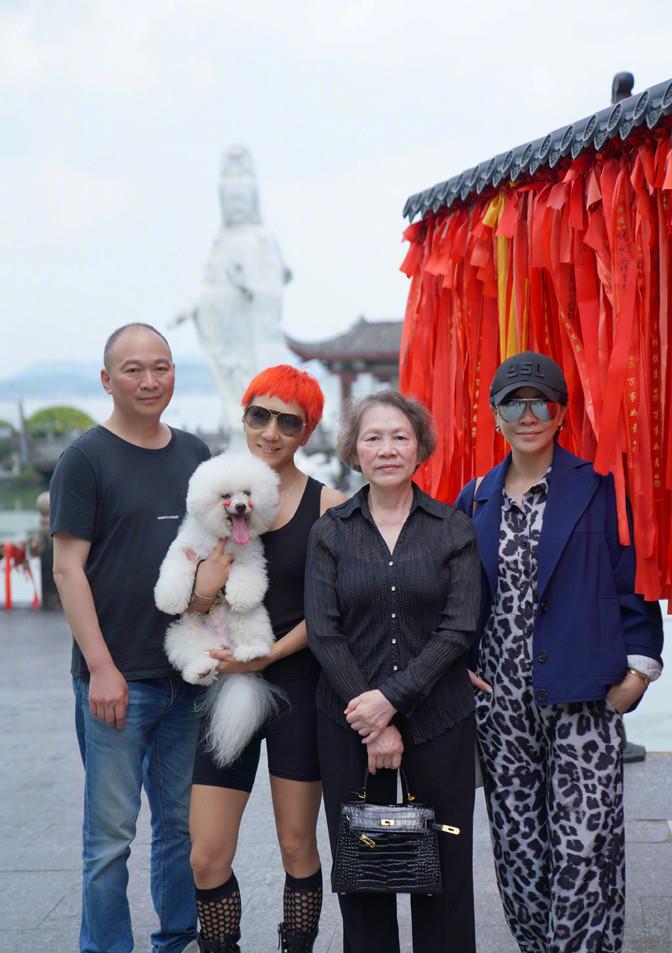 方脸妹说时尚|刘嘉玲携母拜佛祈福,穿连体裤靠边站,刘妈拎40万包不小心露富了