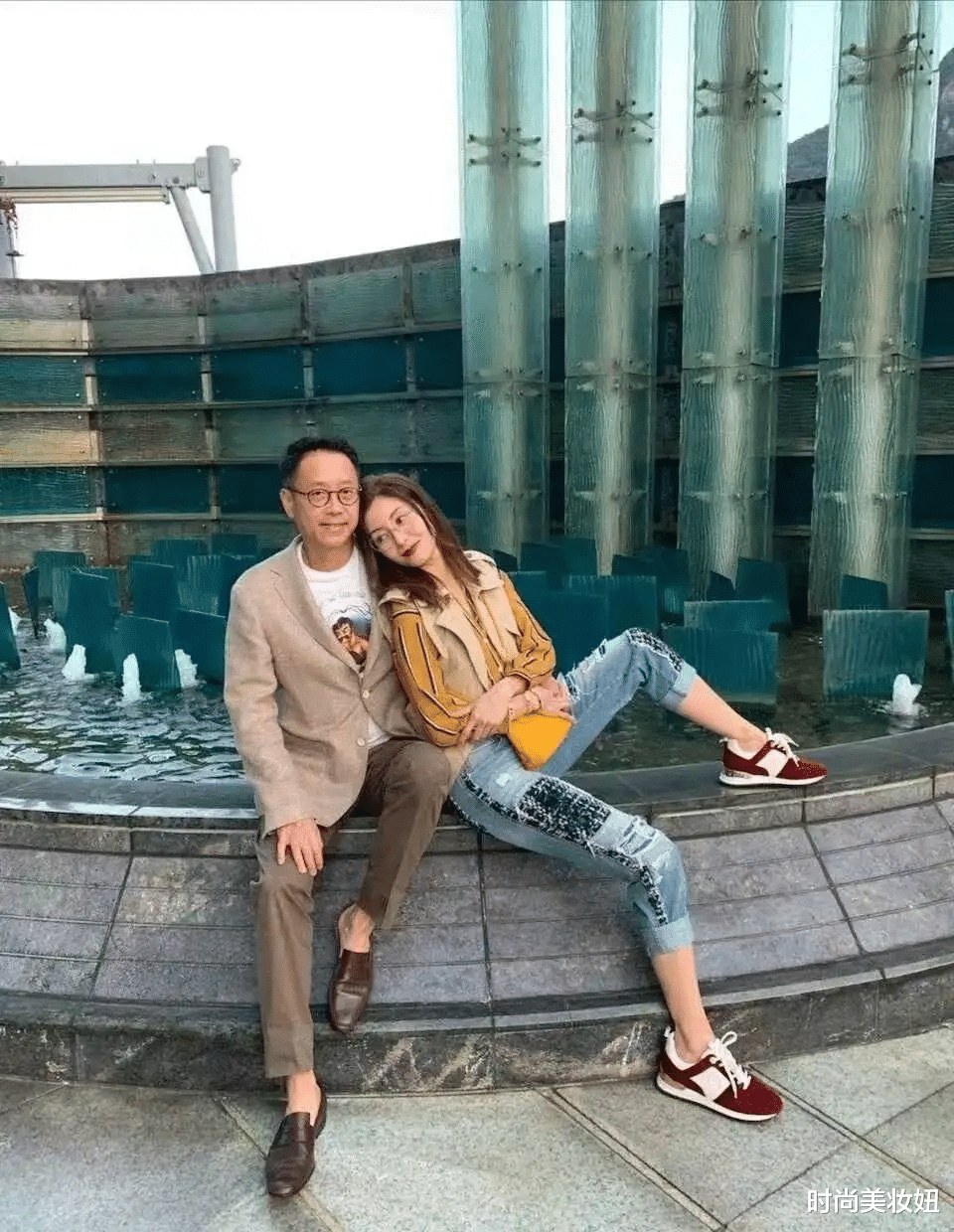 赵雅芝|50岁李嘉欣也老了，穿蓝色裙随豪门老公亮相，一看脖子暴露年龄