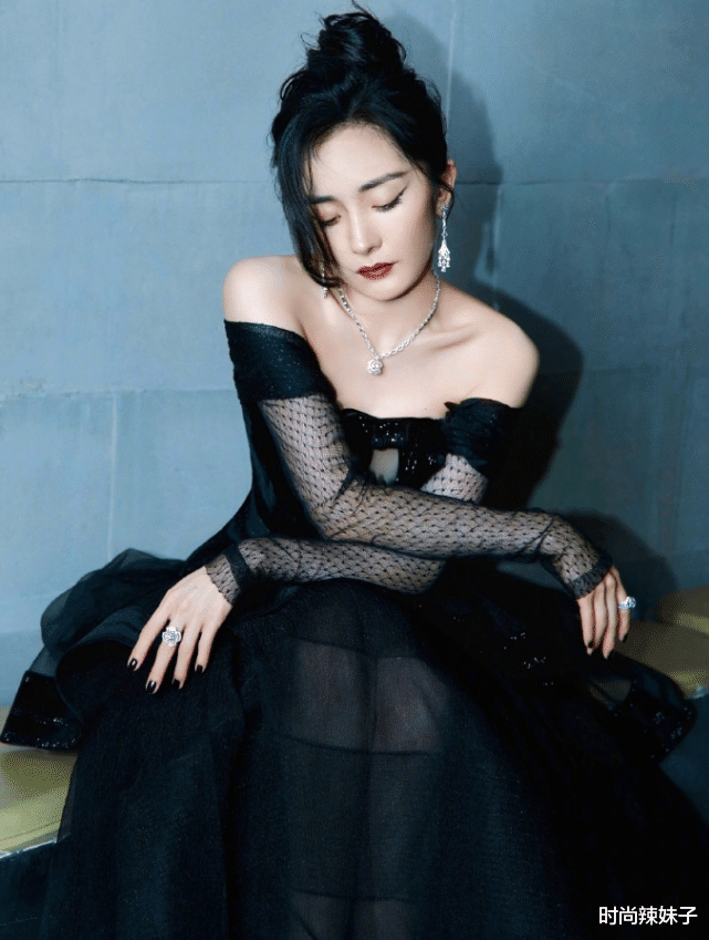 杨幂|杨幂为证身材好过热巴！穿“渔网裙”走活动，直男看了都躁动