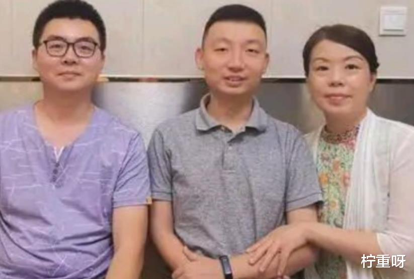 柠重呀 恶心人！杜新枝曾让姚威捧遗像，曝家谱中都没有对方的名字