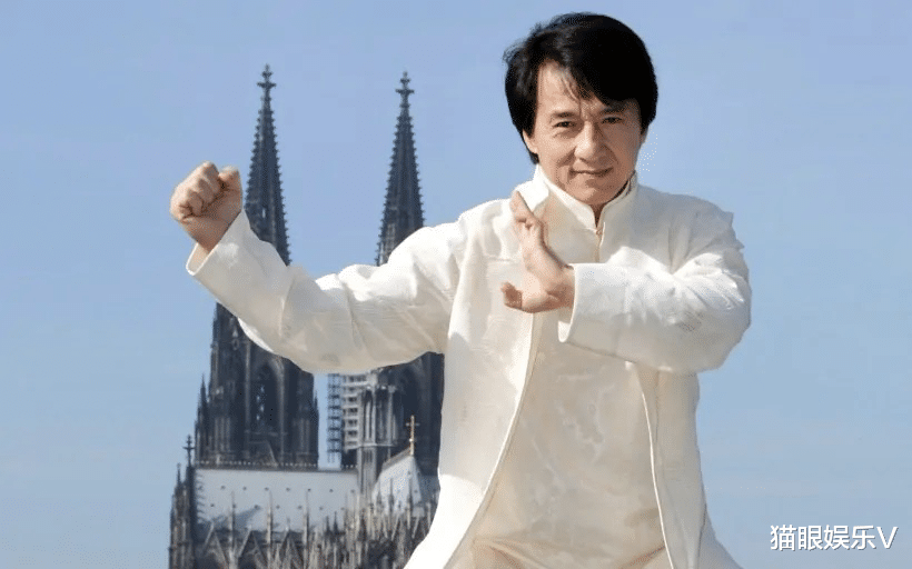 成龙|成龙回忆拍戏经历，曾早上吐血发现背部血管爆掉，下午依旧开工