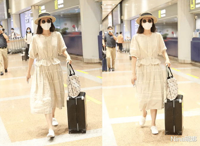 曾黎|中戏门面曾黎久违走机场，穿白裙戴礼帽似走秀，校园白跑鞋太寒酸