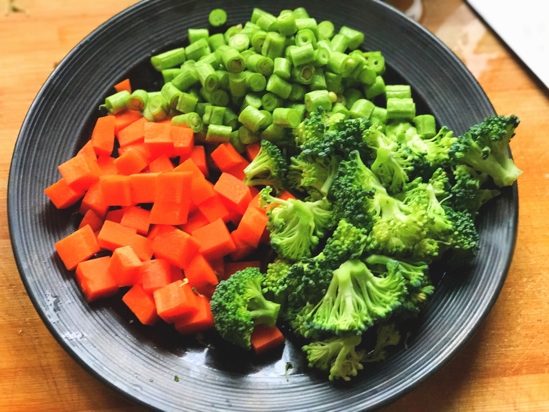 |低糖低脂的藜麦怎么吃？试一试这款蔬菜沙拉，减肥期间也要吃好