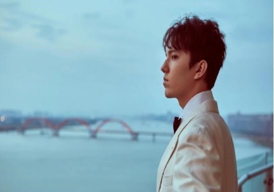 迪玛希|穿老板的二手衣服，吃不饱睡在机场，迪玛希终走上解约之路