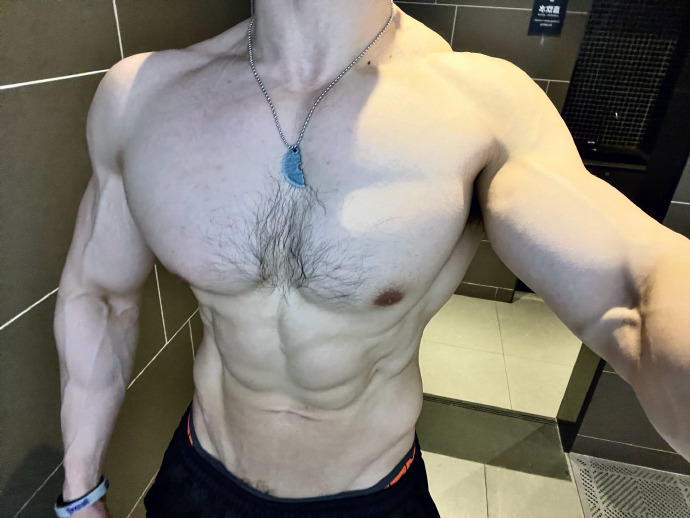 健身圈一哥|麒麟臂健壮如腿，胸肌咄咄逼人，啤酒火锅没在身上留一点痕迹！