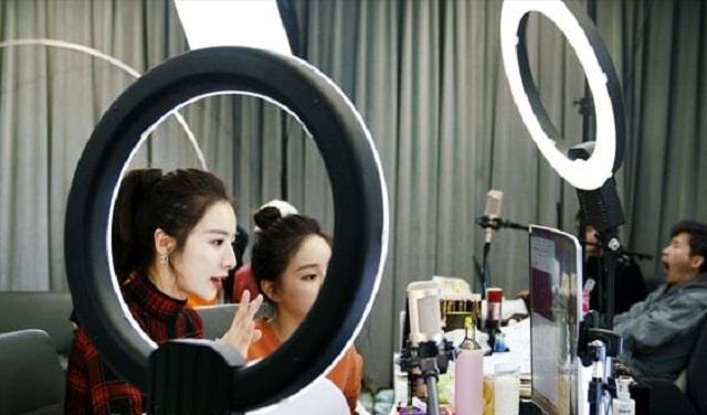 央视|被央视点名批评的8名网红，个个搞花样玩低俗，没有一个值得同情