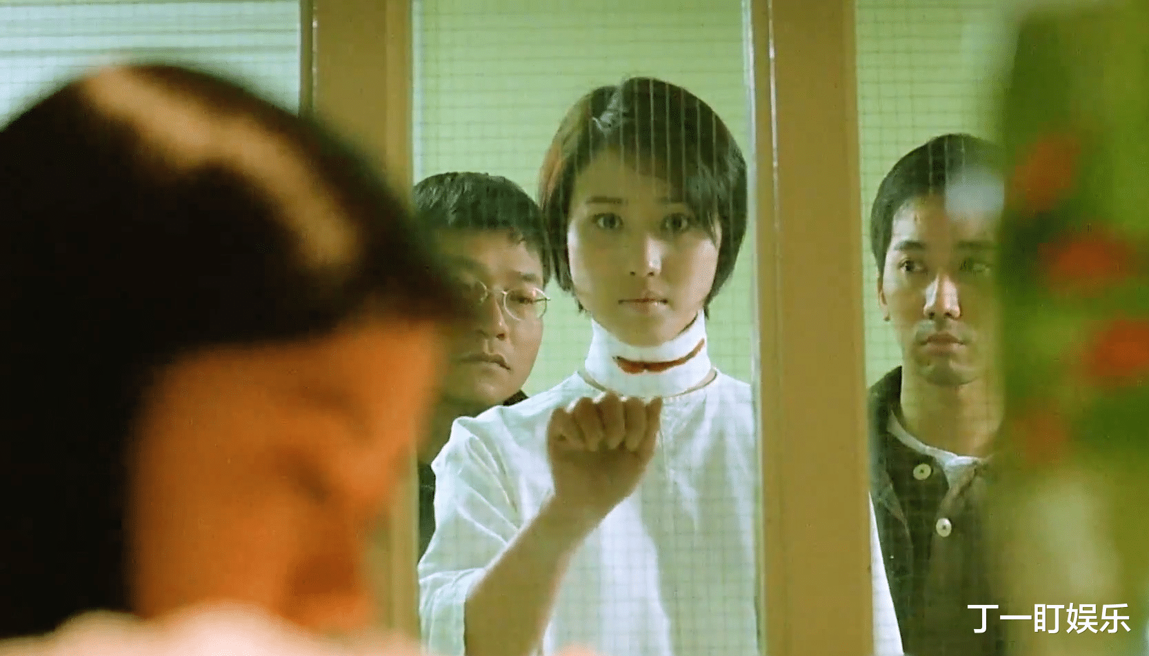 丁一盯娱乐 女孩亲眼目睹妈妈被害，第一反应却是淡定写作业！香港悬疑电影