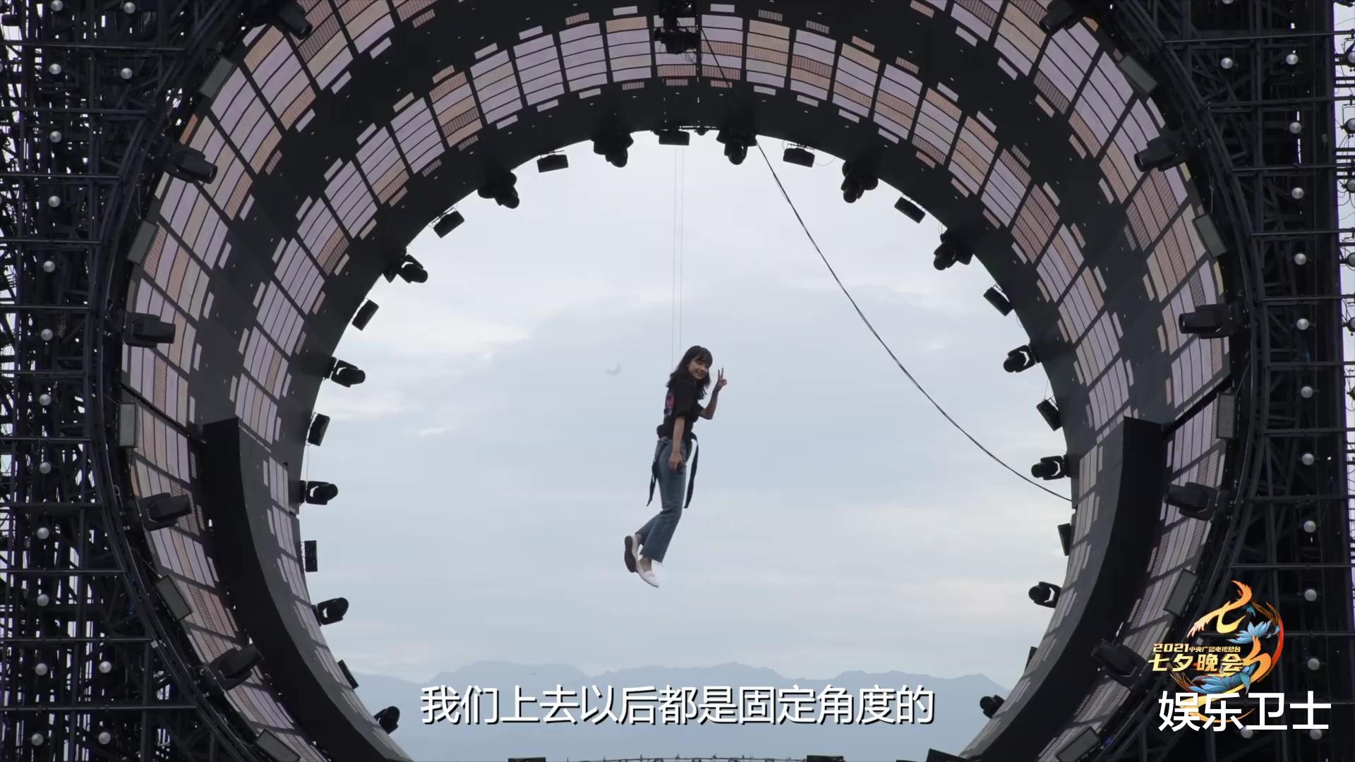 王冰冰|央视王冰冰七夕晚会吊威亚，天外飞仙式出场好美好可爱，怼脸拍清纯养眼