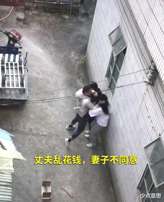 广东:女子当街被丈夫殴打,婆婆劝不住,选择视而不见!