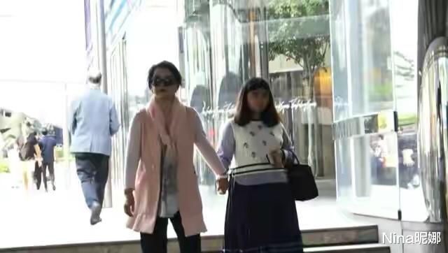 Nina昵娜|孙俪姨奶奶首次公开晒视频，63岁穿外套满口台湾腔，对镜头很从容
