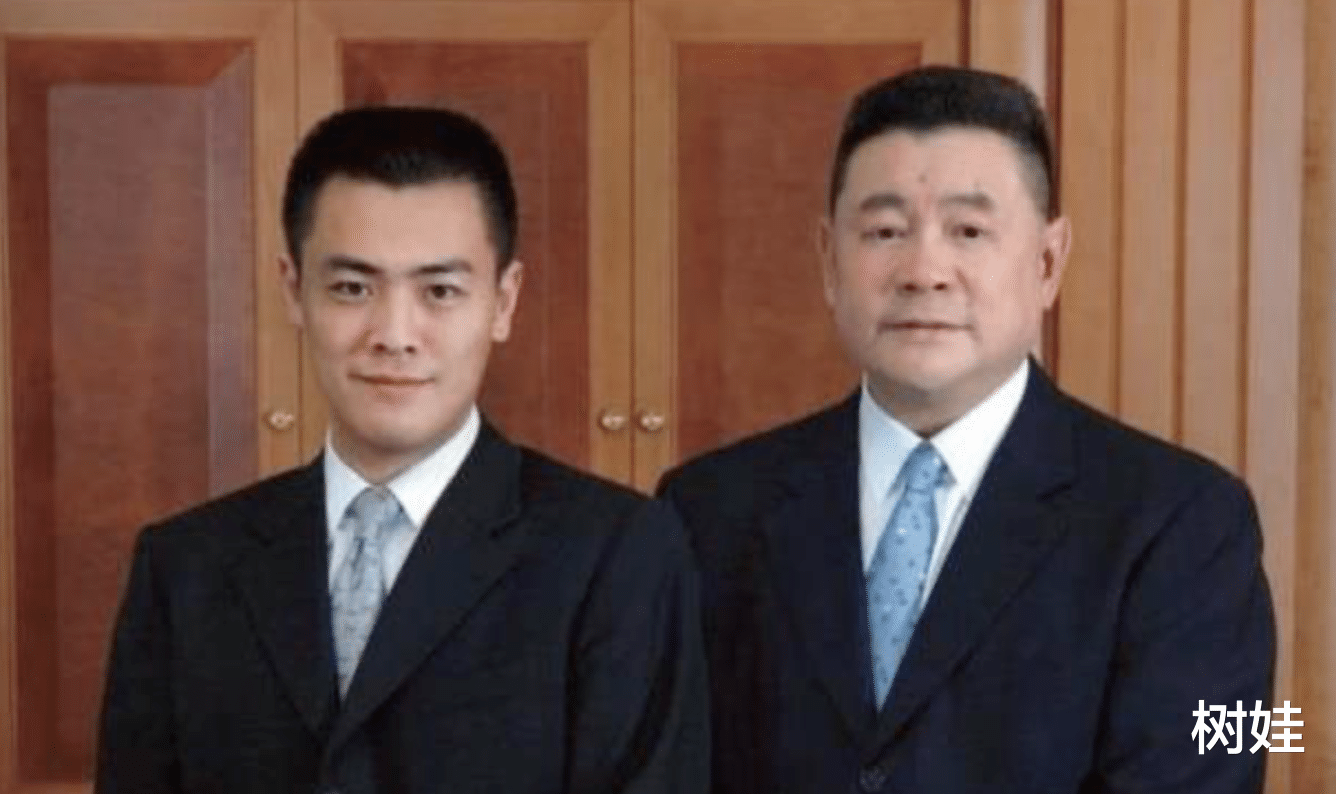 吕丽君|吕丽君携家人捧场女儿演出，11岁儿子罕见露脸，身材偏瘦手脚修长