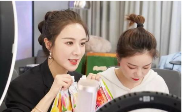 薇娅|有一种“整容”叫薇娅卸妆，摘掉假睫毛后，网友：是同一个人吗？