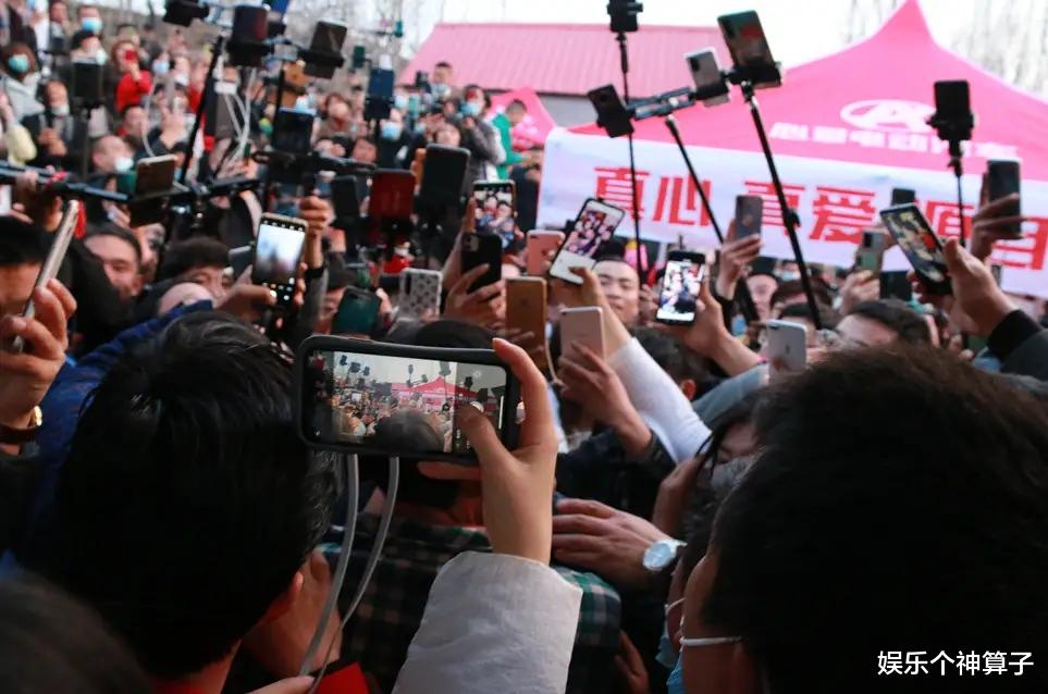 娱乐个神算子 一夜爆红的“拉面哥”，撕开多少草根网红的“遮羞布”