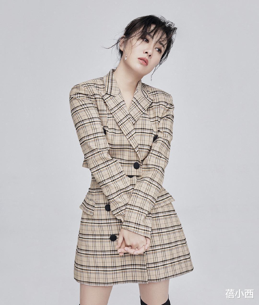 蓓小西|80年的叶璇身材还这么紧致，穿紫色抹胸裙太抢镜，扮嫩造型挺美的