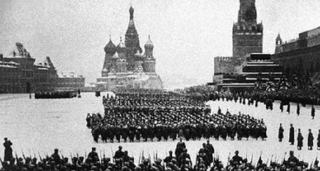 情窦初开的青春|特殊的阅兵仪式:所有士兵荷枪实弹,一结束直接奔赴战场