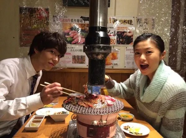 求婚|日本“国宝级神颜”英年早婚，与大1岁长腿姐姐一吻定情：全世界我最喜欢你