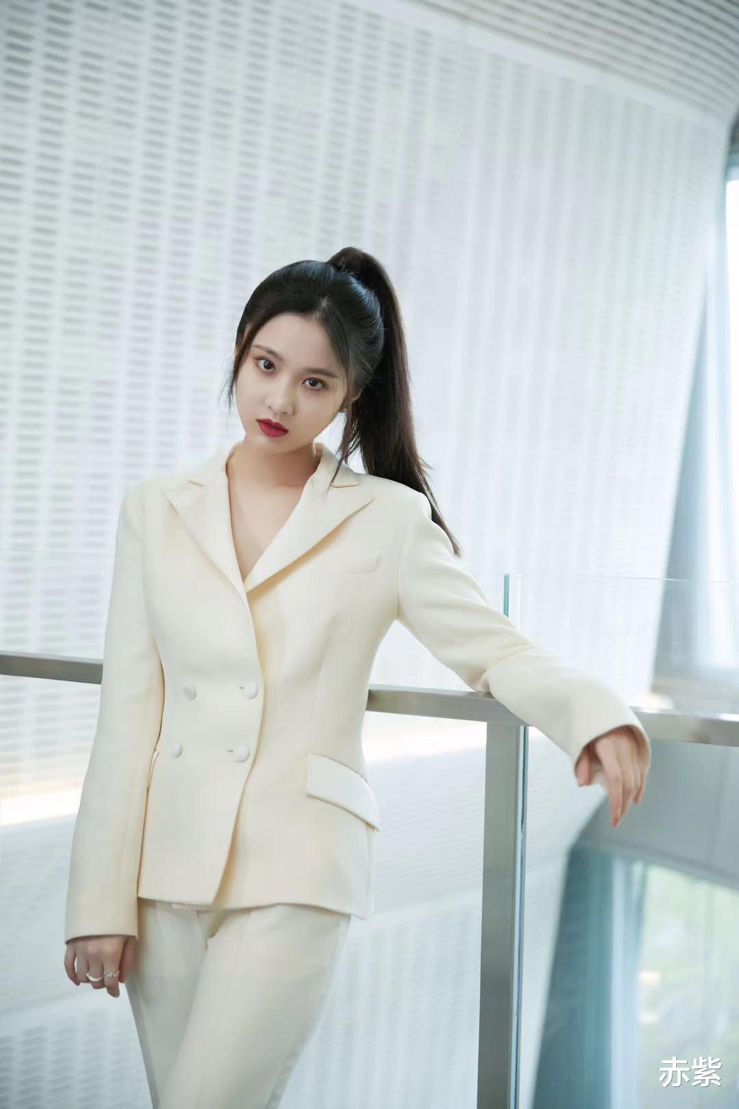 |张慧雯气场越来越强，一身白色西装搭配高马尾，又帅又酷