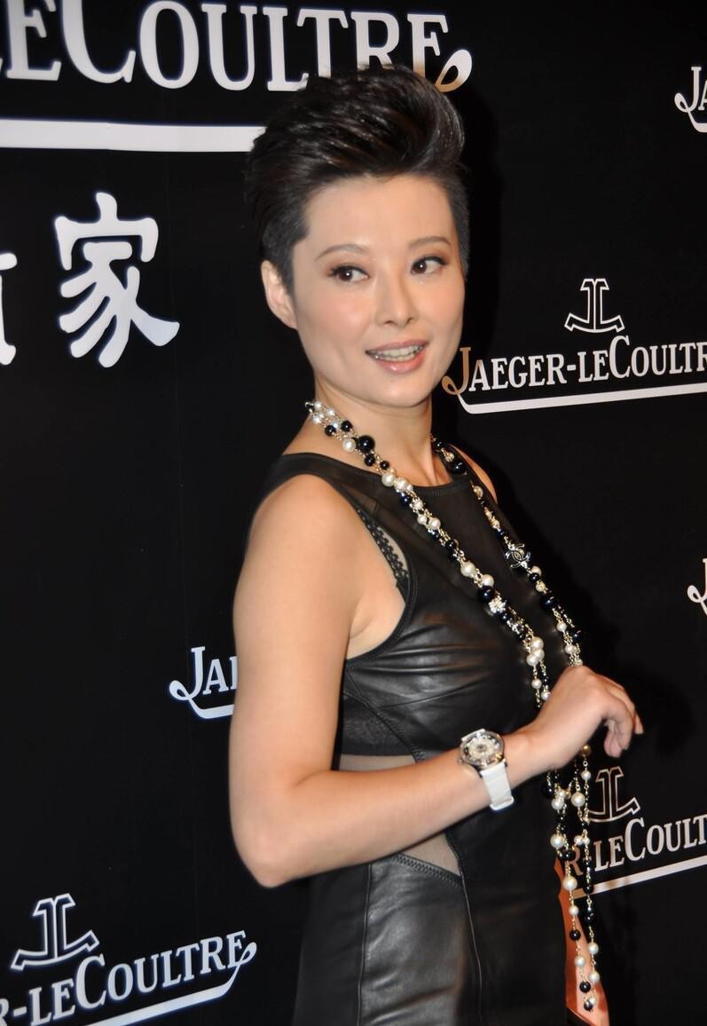 吴昕|真佩服袁立这样的女人，岁数大了身材依然保持挺好，弯腰时真撩人