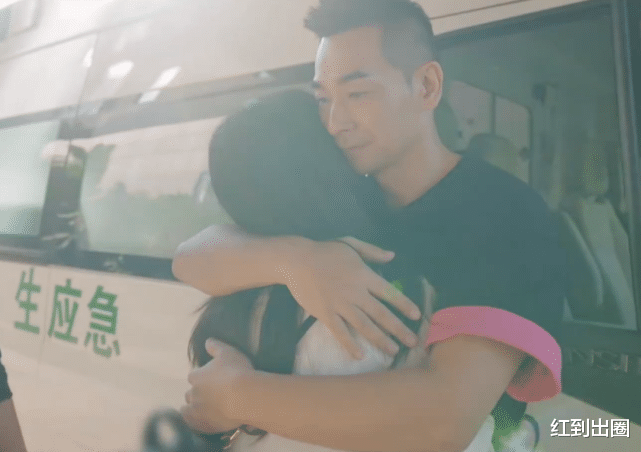 赵文卓|赵文卓和妻子接女儿回家，父女俩久久拥抱不舍松手，亲吻额头超温馨