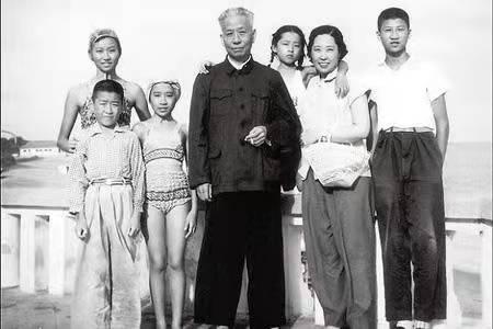 王光美|王光美晚年时，邀请毛家后人到家里做客，深情道：你们要多保重啊