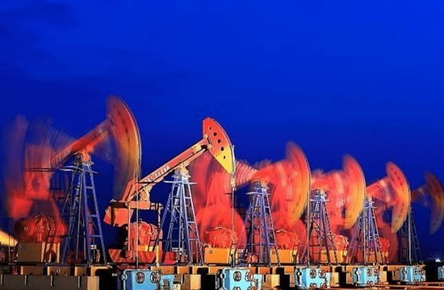 克拉玛依 中国西北一城市，被称为中国的“小迪拜”