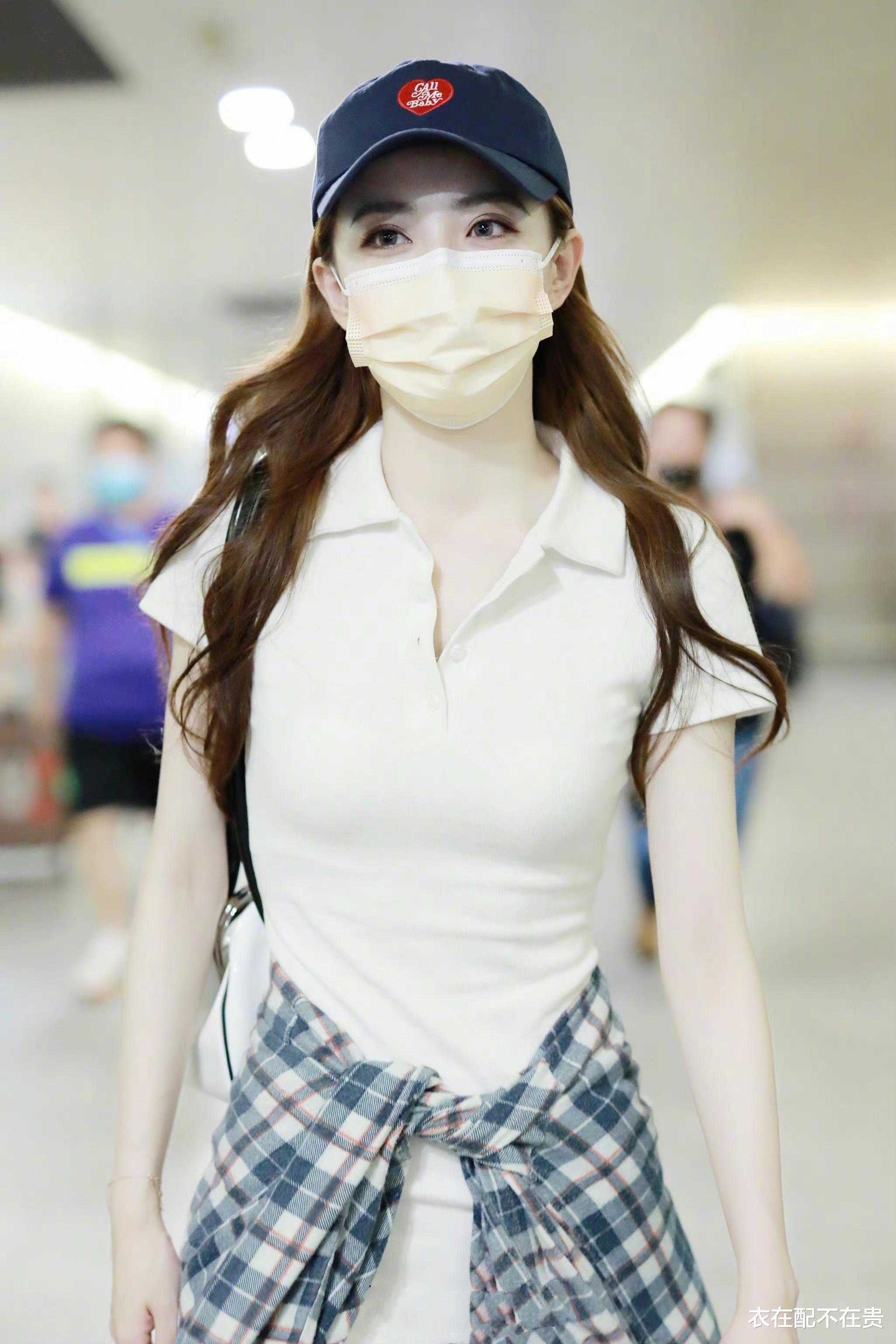 衣在配不在贵|徐璐真保守，穿开叉裙还绑一件格纹衫，适当遮挡反而时髦有女人味