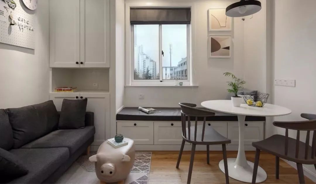 户型面积小,餐厅打个卡座做收纳,上有吊柜下有卡座,1㎡都是宝