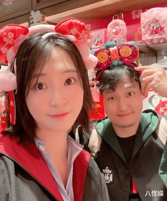 邓伦|惠若琪晒全家福为女儿庆百天，怀抱女儿与老公甜蜜亲吻，好幸福