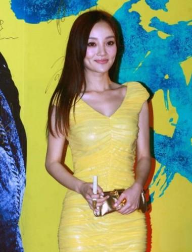 司藤|李小璐穿丁字连体衣劲舞，手上的戒指疑似皮几万的名字？