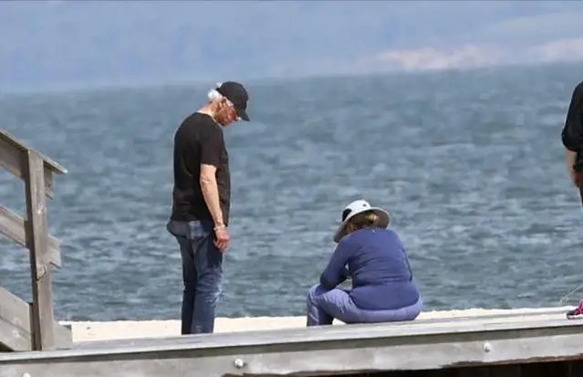 全球时尚号|克林顿夫妇享受老年时光，两人漫步海滩搭配保守，希拉里身材走样