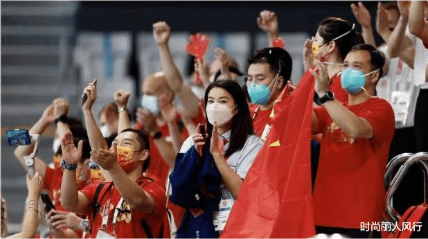 时尚丽人风行|郭晶晶站上奥运会领奖台！穿裁判服却成配角，和冠军合照成名场面