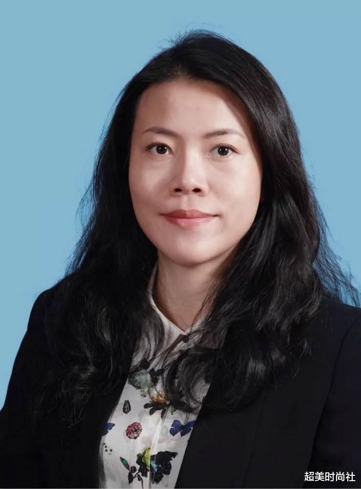 香奈儿|同是80后,中国两代女首富气质差距大,汪莹穿小香风颜值折服网友