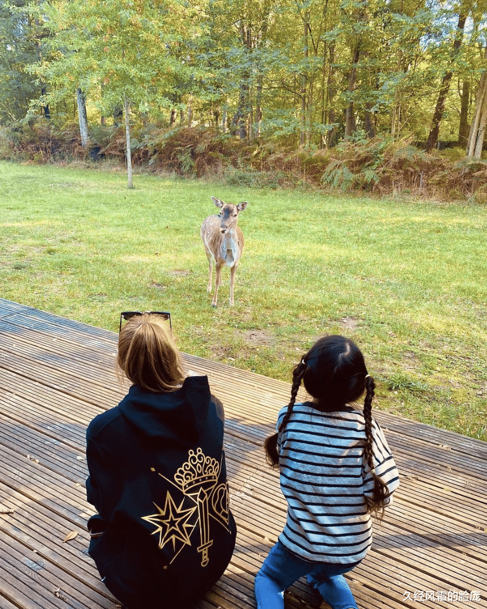 久经风霜的脸庞|周杰伦晒儿女沙滩上玩耍,不愿错过孩子成长,弟弟身高快赶上姐姐