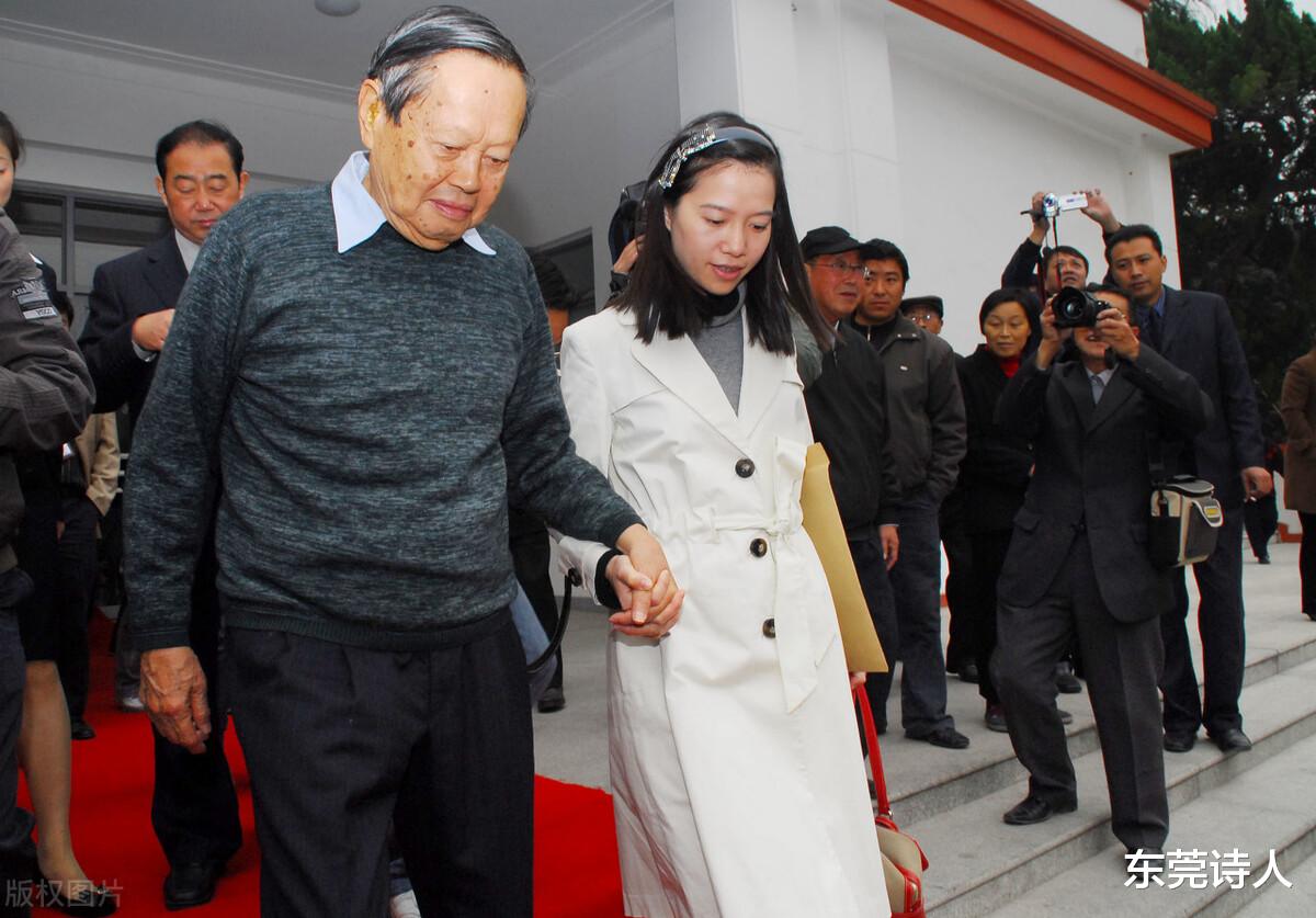 东莞诗人 22岁智障女嫁55岁老汉是悲剧？你知道杨振宁比翁帆大几岁吗？