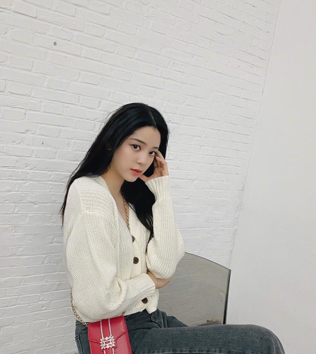 欧阳娜娜|欧阳娜娜为遮肚子把秋裤提到肚脐，她弯腰的画面，看得我当场自闭