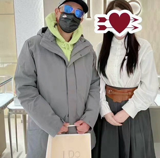 |被应采儿笑死了，收到了陈小春送的钻戒，不忘鼓励老公：加油，继续努力