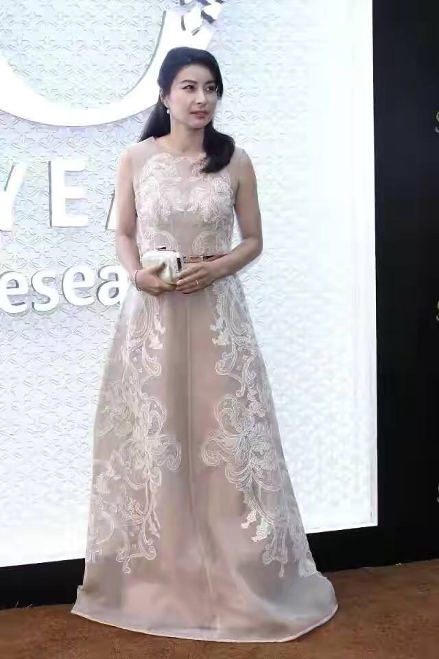 发型|郭晶晶认真打扮有贵妇范，穿抹胸纱裙优雅高级，发型却成了硬伤