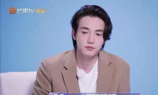 时尚百搭说|萧亚轩宣布分手，男友今年刚好25，去年就透露吵架常动分手念头